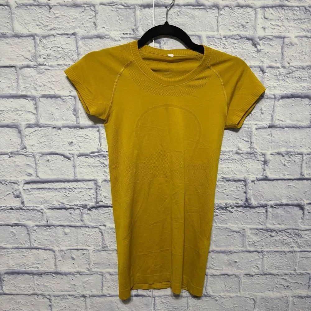 Lululemon Swiftly Tech Short Sleeve Shirt
2.0 Auric Gold / Auric Gold Sz 4
